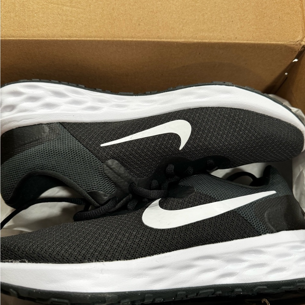 NWT! Nike Women’s Sneakers size 9